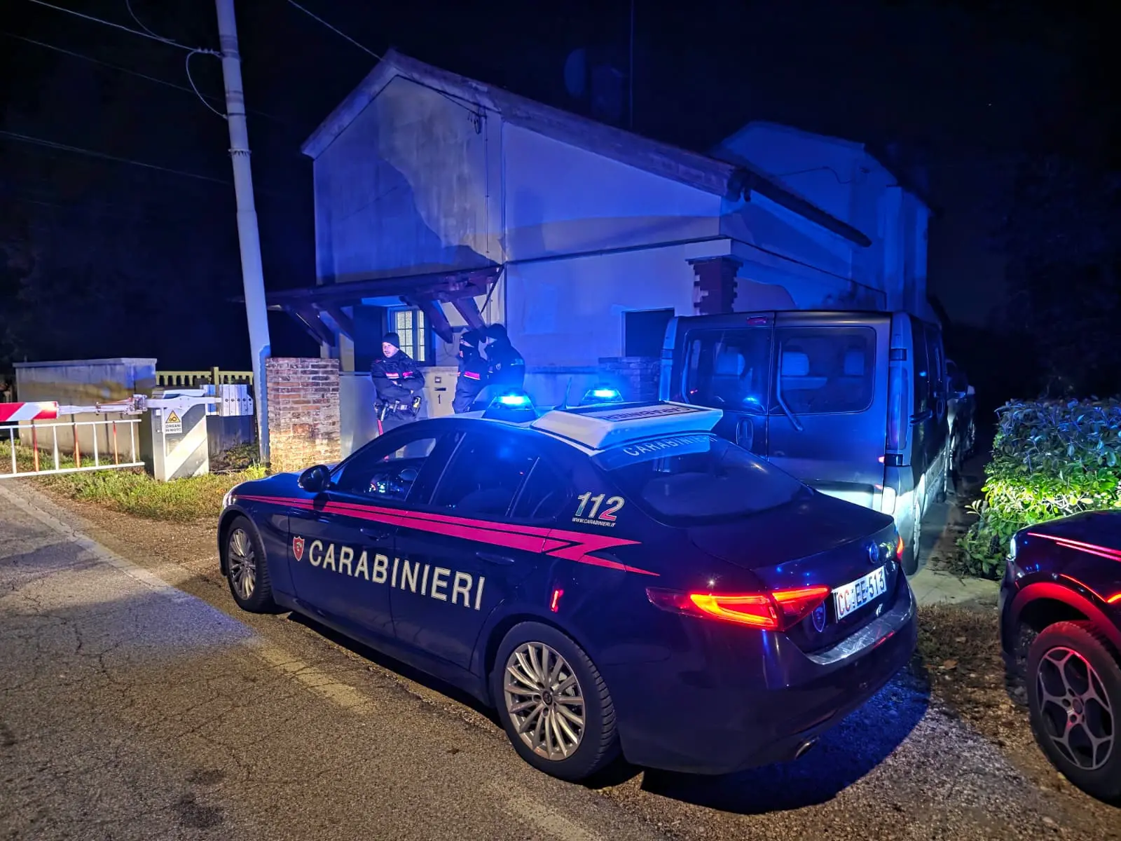 I carabinieri all'esterno del luogo dell'accoltellamento. Foto Macca