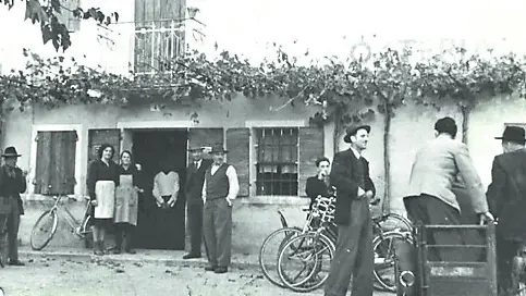 Un’immagine d’epoca dell’osteria quando era ancora una frasc