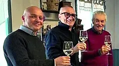 Il brindisi, a sinistra Larry Dalle Crode