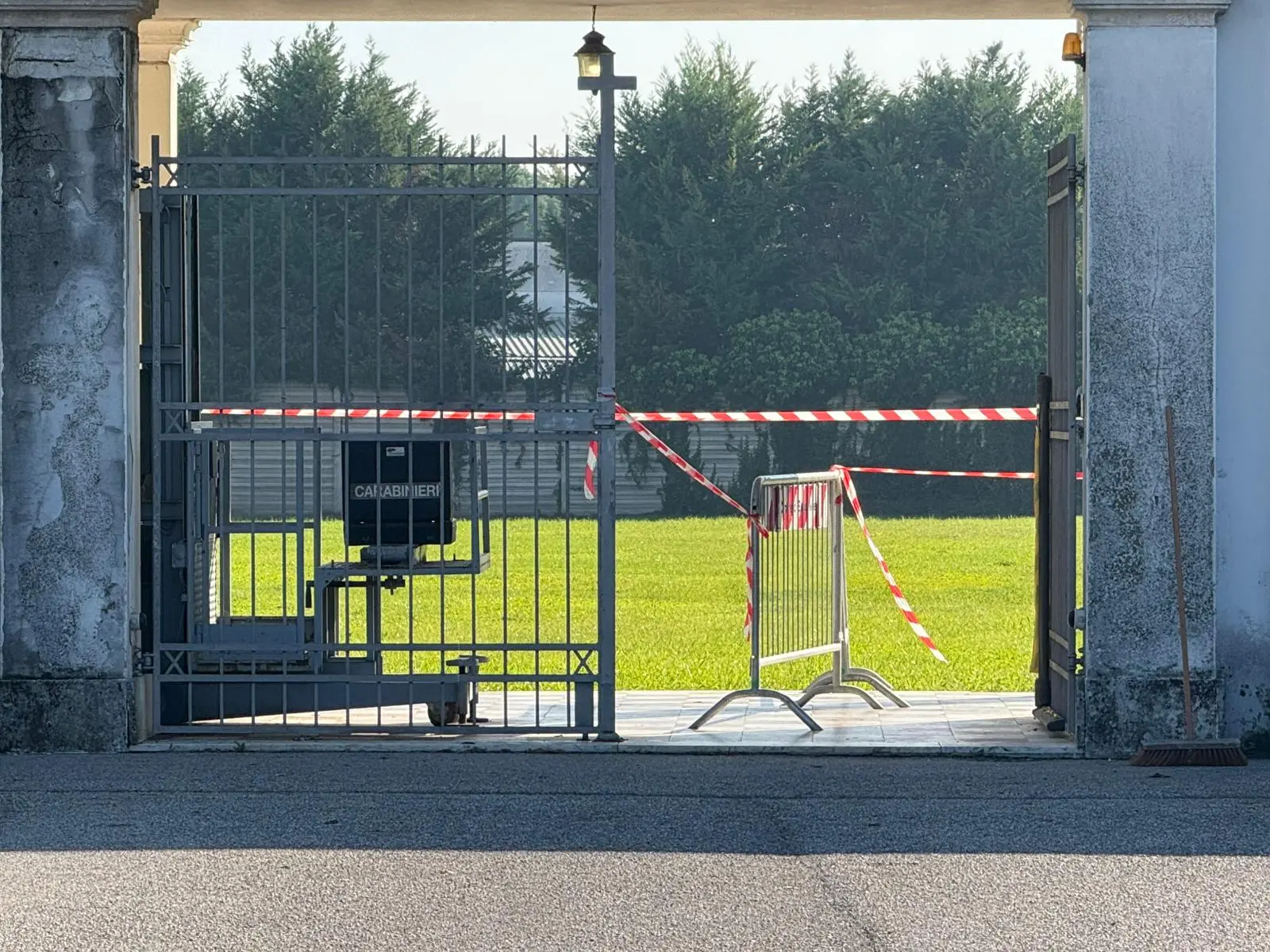 L'ingresso transennato del cimitero (foto Pietro Cesaro)
