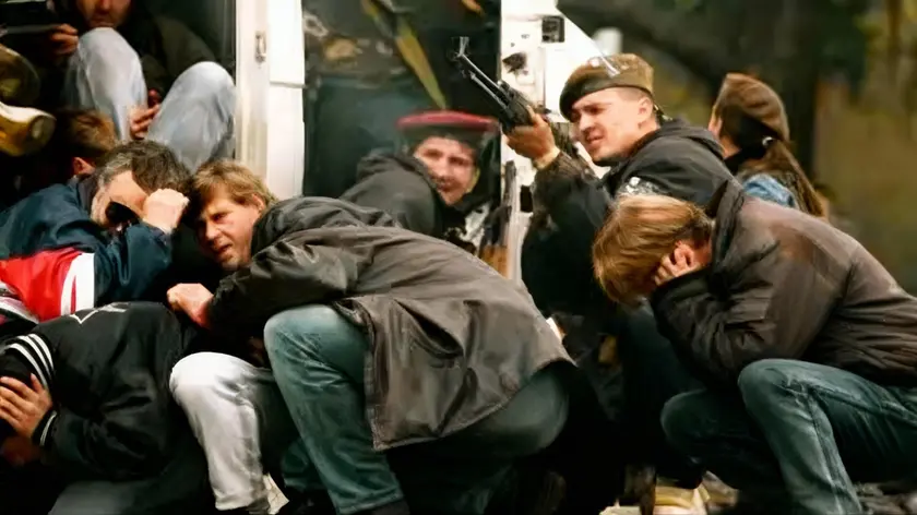 Sarajevo durante l'assedio (1992-'96): un soldato risponde a un cecchino tra la gente terrorizzata