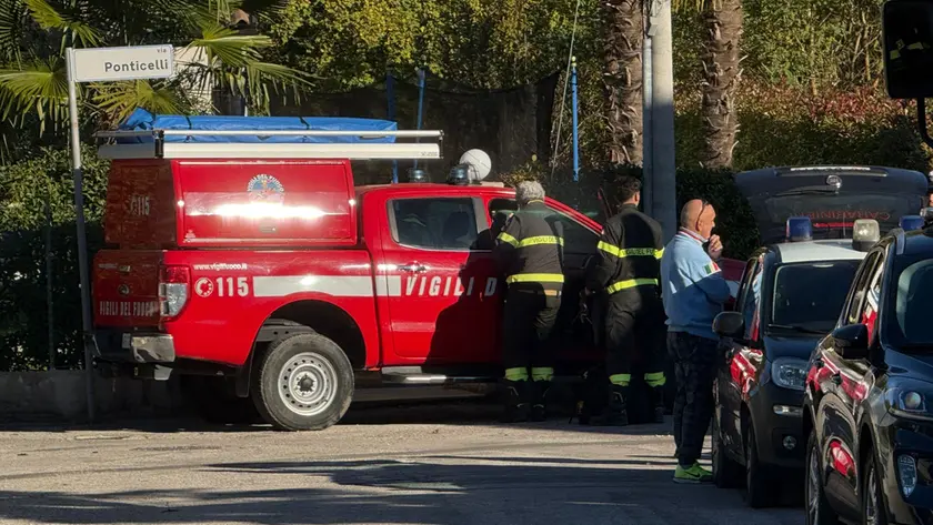 I pompieri impegnati nelle ricerche sul Melma