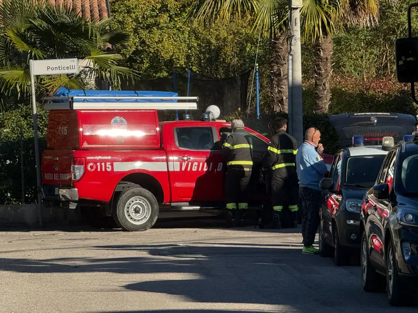 I pompieri impegnati nelle ricerche sul Melma