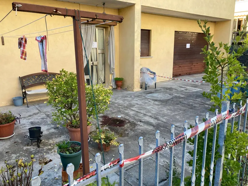 La chiazza di sangue davanti all'abitazione di Mogliano dove è stato trovato il 78enne