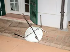 Una sedia a terra e le chiazze di sangue dopo la brutale aggressione a colpi di coltello