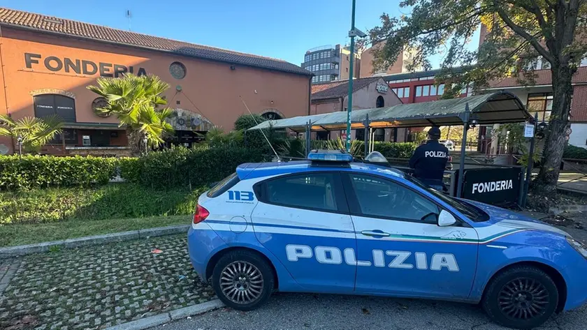 La polizia davanti all'Home Bar in zona Fonderia a Treviso