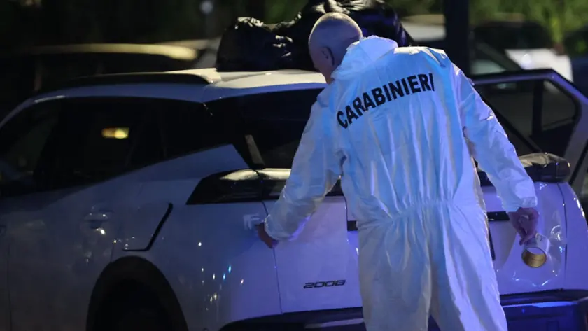 I carabinieri della Scientifica nel parcheggio della sparatoria