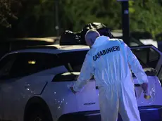 I carabinieri della Scientifica nel parcheggio della sparatoria