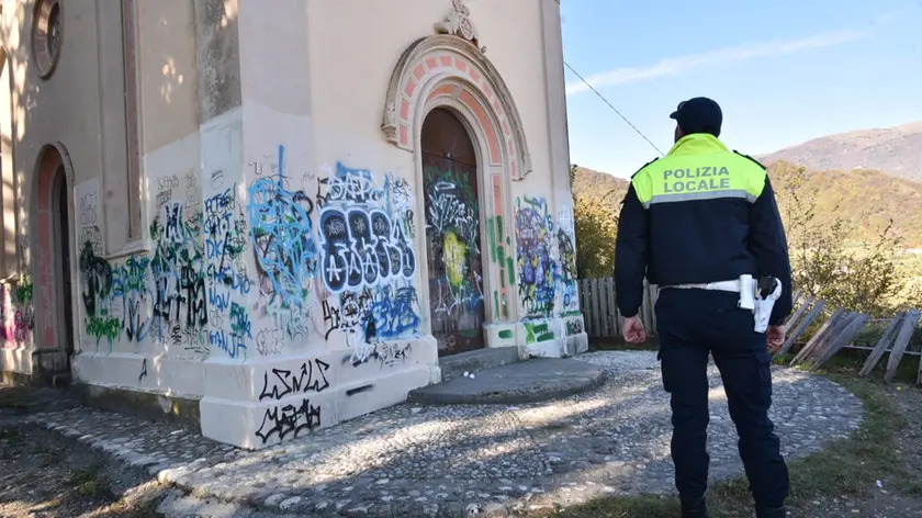 La polizia locale in sopralluogo dopo il raid