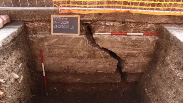 La fotografia della crepa nel basamento del monumento ai caduti di piazza della Vittoria