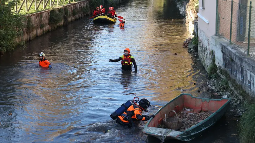 I sommozzatori impegnati nella ricerca dell’anziano scivolato nel Sile