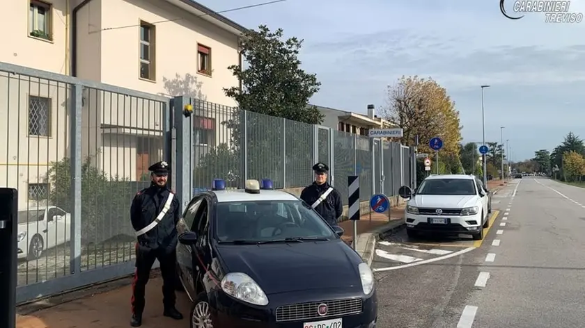 Pugnala il padre a letto e poi scappa da casa, diciannovenne fermato dopo l’aggressione