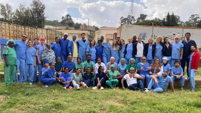 Foto gruppo locale e partecipanti alla missione International Operation Center for Children in Asmara