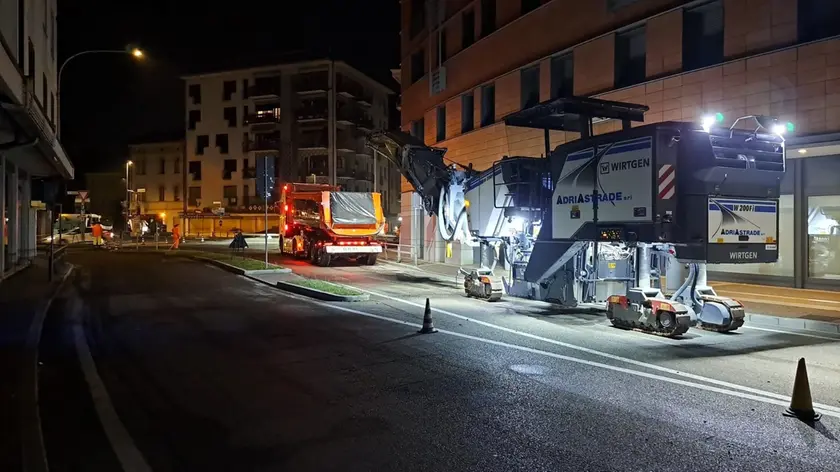 Si asfalta di notte in centro a Conegliano