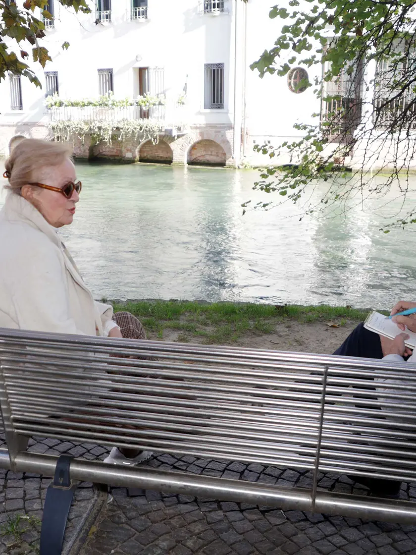 Olimpia Biasi con Domenico Basso sulla panchina sul Cagnan