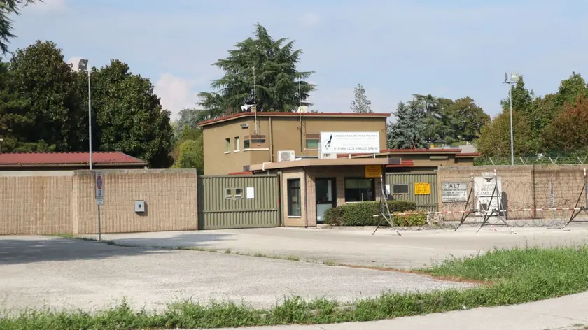 L’ingresso della caserma Ancillotto a Canizzano