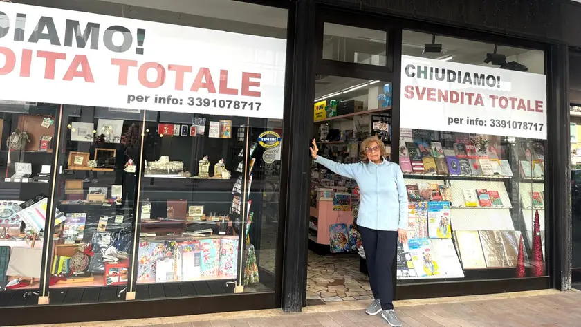 Elsa Ferraro all’ingresso della storica cartoleria ed edicola di Mogliano