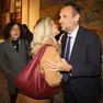 Il saluto tra il sindaco Conte e l'assessora Sernagiotto