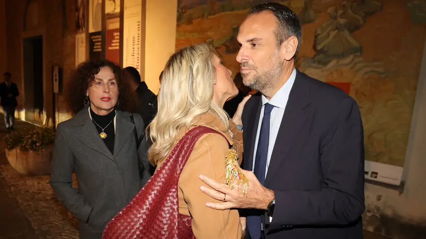 Il saluto tra il sindaco Conte e l'assessora Sernagiotto