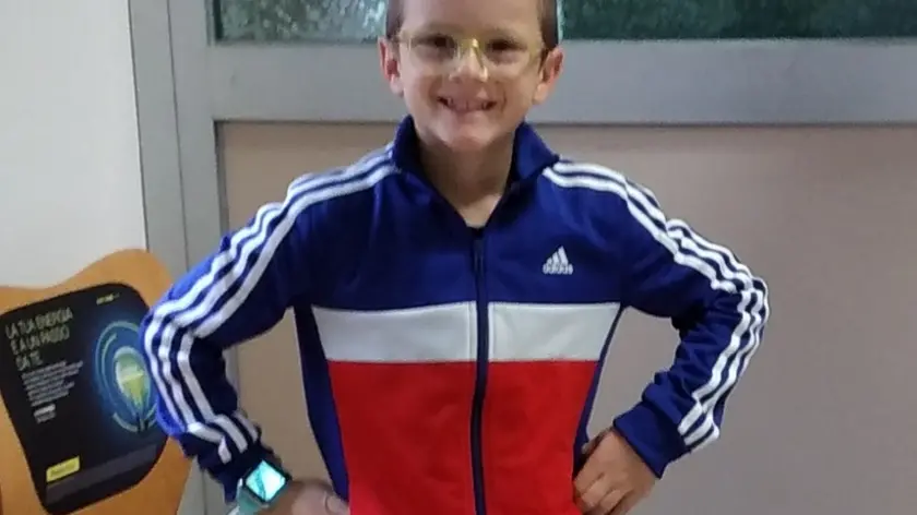 Giovanni Trame con, al polso, lo smartwatch ricevuto in regalo