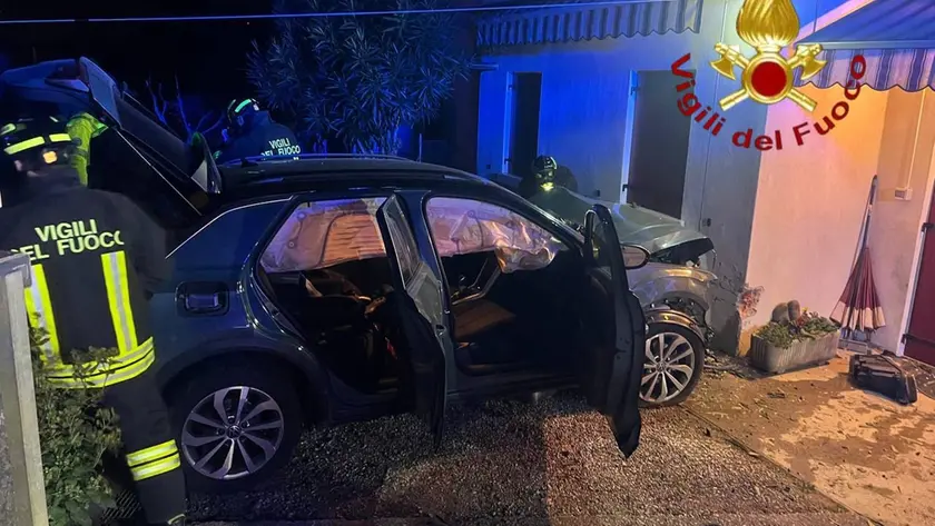 L'auto finita contro il muro a Povegliano