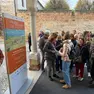 Visitatori in coda per accedere alla mostra