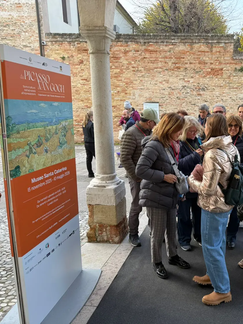 Visitatori in coda per accedere alla mostra