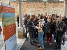 Visitatori in coda per accedere alla mostra
