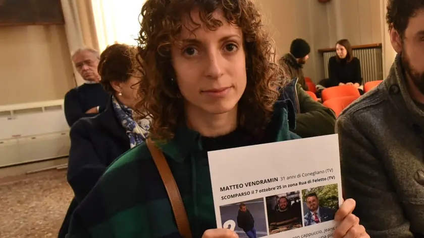 Elena Vendramin, sorella di Matteo, con le foto del ragazzo scomparso a Rua di Feletto