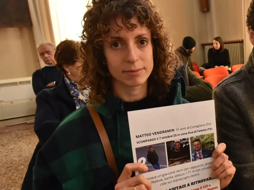 Elena Vendramin, sorella di Matteo, con le foto del ragazzo scomparso a Rua di Feletto