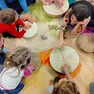 Ilaria Baldin durante un laboratorio con i bambini