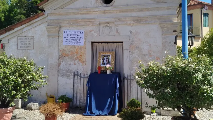 La chiesetta di Sottotreviso dove lo stalker ha affisso il cartello di chiusura e posizionato un “suo” altare
