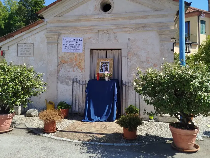La chiesetta di Sottotreviso dove lo stalker ha affisso il cartello di chiusura e posizionato un “suo” altare