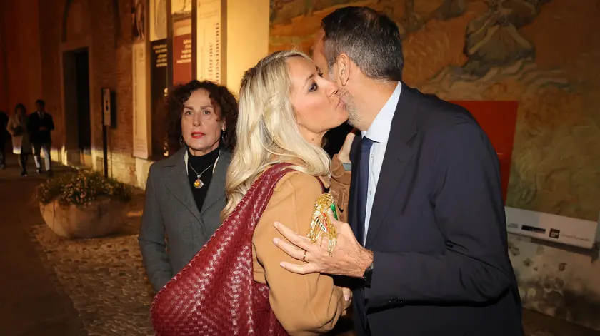 L'abbraccio tra il sindaco Conte e l'assessora Sernagiotto, sullo sfondo la collega di giunta Vettoretti