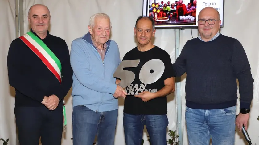 Da sinistra, il sindaco Giuseppe Romano, Luciano Lucchetta, Daniele Penzin e don Antonio Martignago