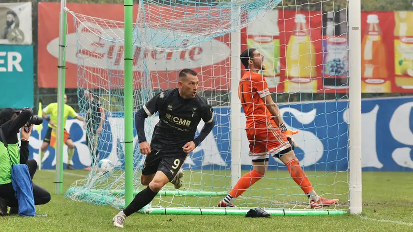 Luigi Scotto dopo il gol decisivo. Foto Editoriale Report