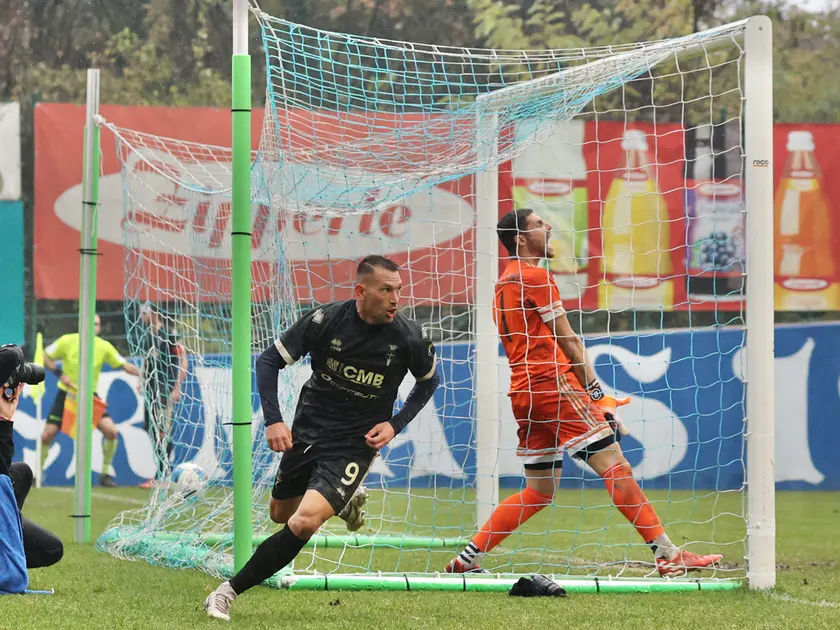 Luigi Scotto dopo il gol decisivo. Foto Editoriale Report