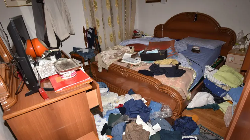 La camera da letto a soqquadro di una casa nel Vittoriese visitata nei giorni scorsi da una banda di ladri