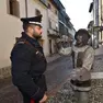 I carabinieri davanti alla statua del Cima che è stata vandalizzata