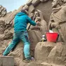 Un particolare dei lavori per la realizzazione della Sand Nativity (foto Bortoluzzi)