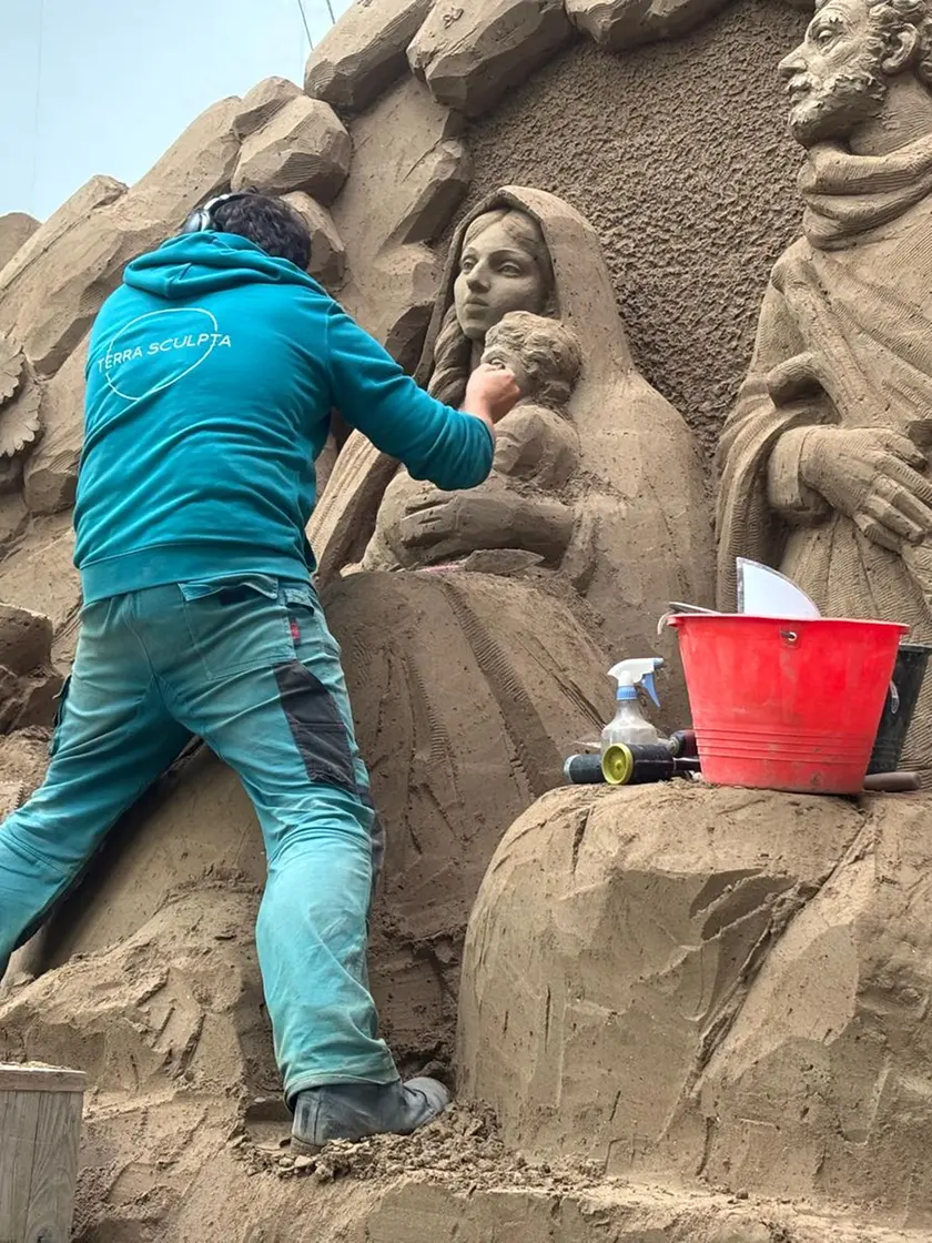 Un particolare dei lavori per la realizzazione della Sand Nativity (foto Bortoluzzi)