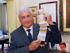 Dimitri Parpinel con il tesserino da donatore Avis
