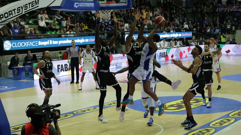 Un'azione della sfida tra Tvb e Virtus (fotofilm)