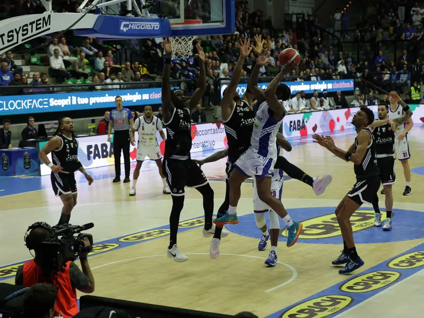 Un'azione della sfida tra Tvb e Virtus (fotofilm)