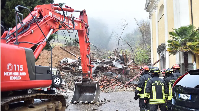 Le operazioni di soccorso tra le macerie a Brazzano
