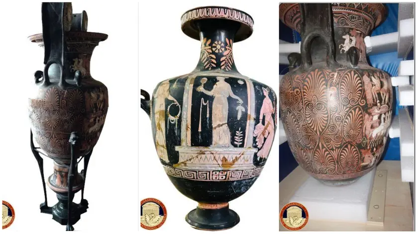 Alcuni dei reperti recuperati dai carabinieri