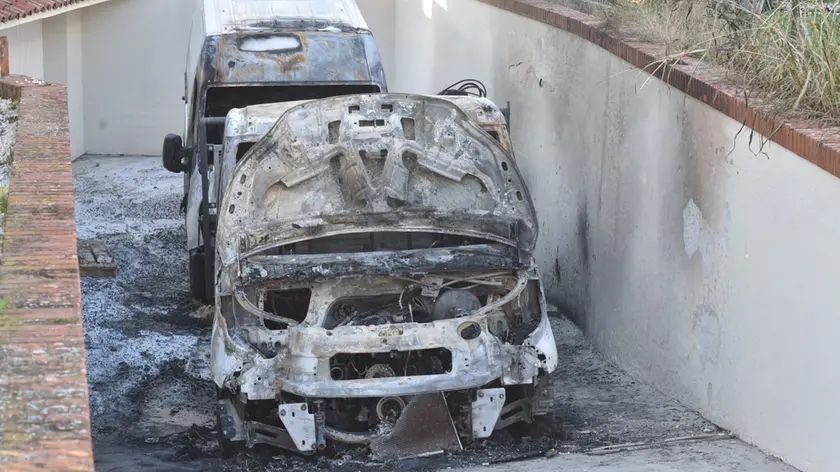 I due furgoni dell'imprenditore edile divorati dal fuoco