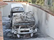 I due furgoni dell'imprenditore edile divorati dal fuoco