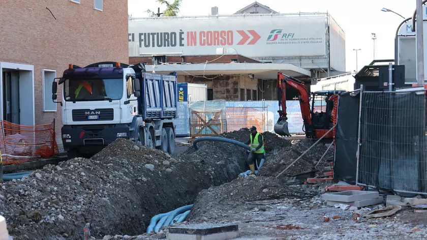 Alcuni scavi davanti alla stazione dei treni di Treviso