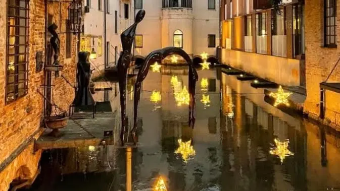 Le stelle luminose adagiate sull’acqua in uno degli scorci più belli del centro storico vicino alla Pescheria